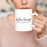Caneca De Café Em Dois Tons As coisas melhores estão chegando | Script Moderno<br><div class="desc">Simples,  na moda,  "coisas melhores estão vindo" personalizado,  design de arte de texto na moderna escrita minimalista tipografia manuscrita. Este design positivo que se ergue colocará um sorriso no rosto de qualquer um!</div>