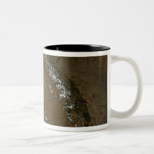 Caneca De Café Em Dois Tons As montanhas Carpathian