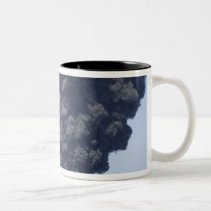 Caneca De Café Em Dois Tons As nuvens de fumo escuras e de fogo emergem 2