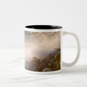 Caneca De Café Em Dois Tons As ondas varrem as pedras em Monument