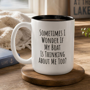 Caneca De Café Em Dois Tons Às vezes eu me pergunto se o meu barco está pensan
