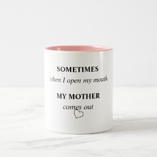 Caneca De Café Em Dois Tons ÀS VEZES quando eu abro minha boca MINHA MÃE sai