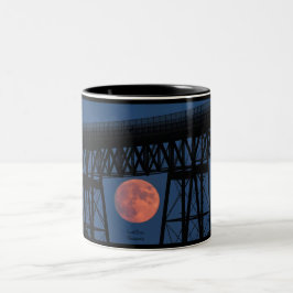 Caneca De Café Em Dois Tons Ascensão de Lua sob a Ponte Walkway