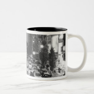 Caneca De Café Em Dois Tons Ásia, Japão, Tóquio. Noite, Estação Harajuku,