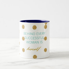 Caneca De Café Em Dois Tons Atrás de cada mulher bem sucedida é ela mesma a