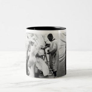 Caneca De Café Em Dois Tons Auguste Rodin em seu estúdio de Paris