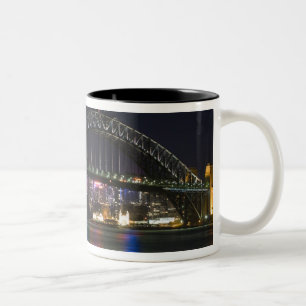 Caneca De Café Em Dois Tons Austrália, Sydney. Porto de Sydney à noite.