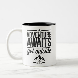 Caneca De Café Em Dois Tons Aventura Espera Vá Para Fora Design de Tipografia