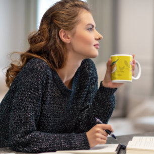 Caneca De Café Em Dois Tons Aves coloridas num ambiente floral