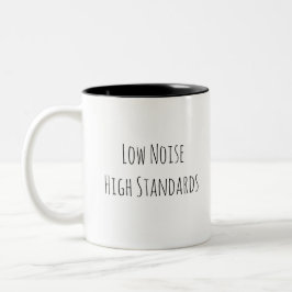 Caneca De Café Em Dois Tons Baixo Ruído. Alto Nível. Minimalista Motivacional