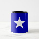 Caneca De Café Em Dois Tons Bandeira azul Bonnie<br><div class="desc">Bandeira azul Bonnie. 

A bandeira azul Bonnie era uma bandeira não oficial no início da guerra civil americana em 1861. Consiste em um solteiro,  estrela branca cinco-aguçado em um campo azul. Assemelha-se pròxima à bandeira da breve república de Florida ocidental de 1810,  assim como à bandeira atual de Somália.</div>
