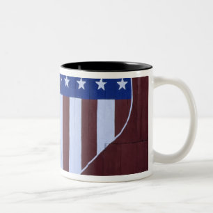 Caneca De Café Em Dois Tons Bandeira em forma de coração pintada no celeiro ap