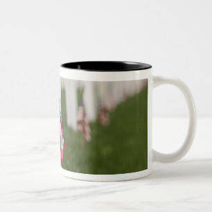 Caneca De Café Em Dois Tons Bandeiras americanas nos túmulos de Veteranos amer