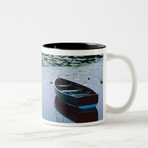 Caneca De Café Em Dois Tons Barco a remo em pequeno lago rodeado por água