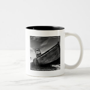 Caneca De Café Em Dois Tons Barco abandonado na praia de Dungeness