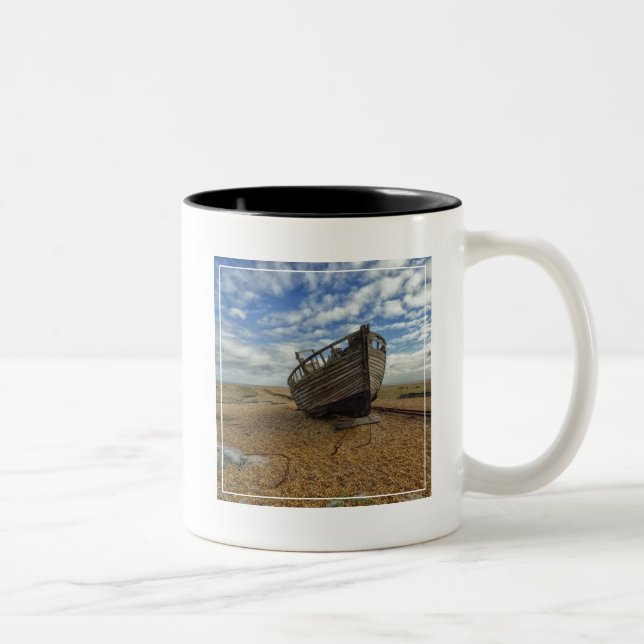 Caneca De Café Em Dois Tons Barco de pesca de madeira abandonado | Dungeness (Direita)