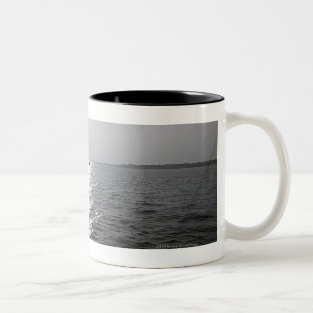 Caneca De Café Em Dois Tons Barco distante no oceano (Direita)