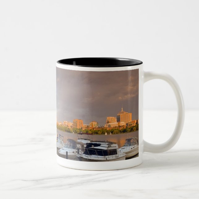 Caneca De Café Em Dois Tons Barco no Charles River no crepúsculo (Direita)