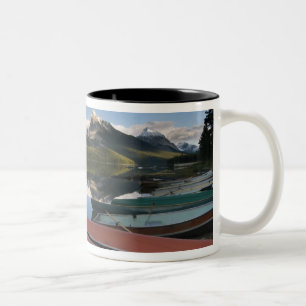 Caneca De Café Em Dois Tons Barcos estacionados na margem do lago Maligne,