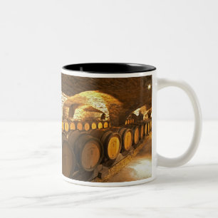Caneca De Café Em Dois Tons Barricas de carvalho no porão no Domaine Comte