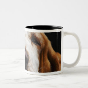 Caneca De Café Em Dois Tons Basset Hound que descansa sua cabeça