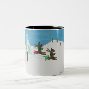 CANECA DE CAFÉ EM DOIS TONS BATENDO AS INCLINAÇÕES