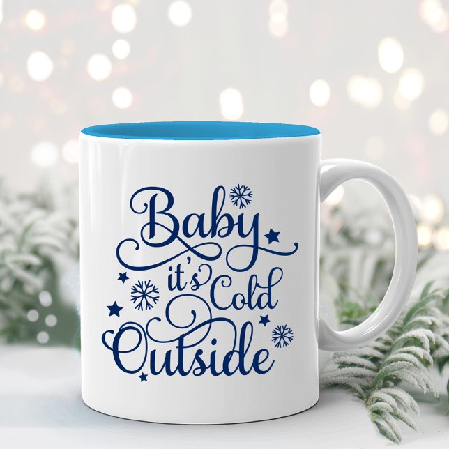 Caneca De Café Em Dois Tons Bebê Está Frio Lá Fora Azul Marinho Script Feriado (Criador carregado)