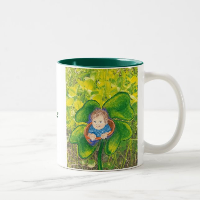 Caneca De Café Em Dois Tons Bebê num campo de trevo. (Direita)