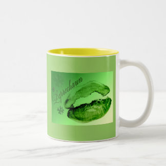 Caneca De Café Em Dois Tons Beijado Por Um Leprechaun