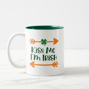 Caneca De Café Em Dois Tons Beije-me, sou irlandês: Bebendo do dia de Paddy En