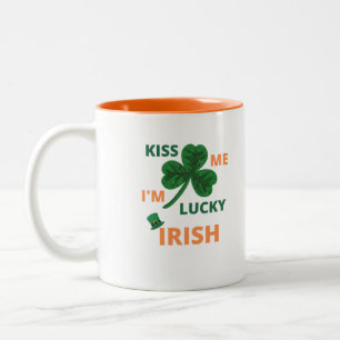 Caneca De Café Em Dois Tons Beije-me, sou irlandês sortudo