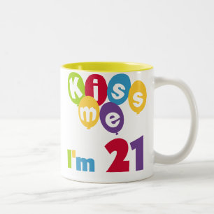 Caneca De Café Em Dois Tons Beije-me, tenho 21 t-shirts e presentes