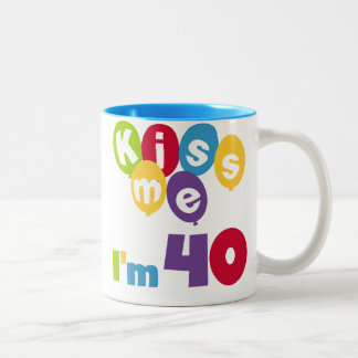 Caneca De Café Em Dois Tons Beije-me, tenho 40 t-shirts e presentes