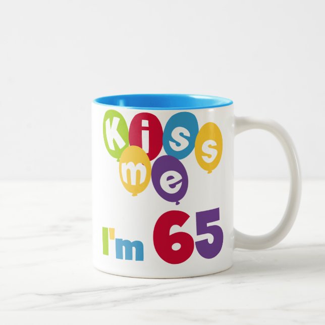 Caneca De Café Em Dois Tons Beije-me, tenho 65 t-shirts e presentes (Direita)