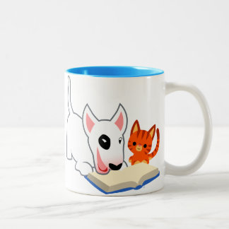 Caneca De Café Em Dois Tons Bela Bola de Cartoons e Gatinho com a Cama de Livr