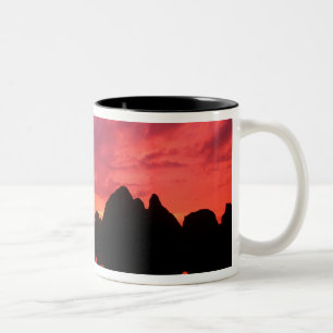 Caneca De Café Em Dois Tons Bela cor ao pôr do sol das montanhas de calcário