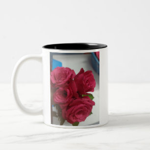 Caneca De Café Em Dois Tons belas rosas vermelhas elegantes