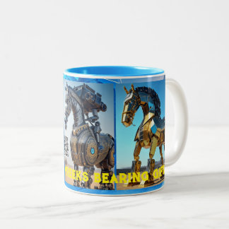Caneca De Café Em Dois Tons Beware of Greeks bearing gifts