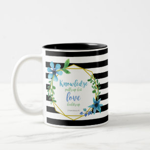 Caneca De Café Em Dois Tons Bíblia de amor floral de cor branca e preta Verso