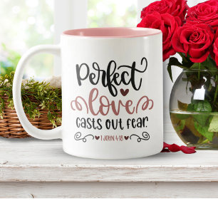 Caneca De Café Em Dois Tons Bíblia Verso ✝️ Amor Perfeito Sai Medo