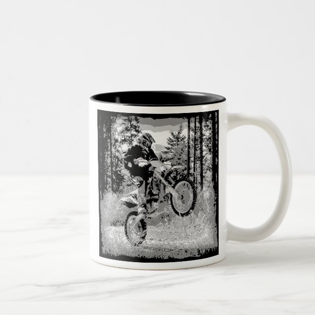 Caneca De Café Em Dois Tons Bicicleta da sujeira que roda nas madeiras (Direita)