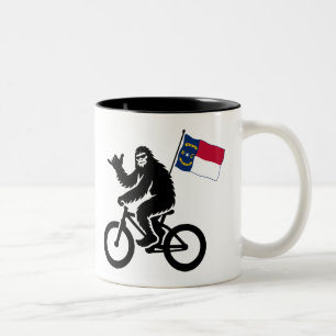 Caneca De Café Em Dois Tons Bigfoot Ciclista Bandeira da Carolina do Norte