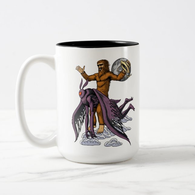 Caneca De Café Em Dois Tons Bigfoot Riding Mothman (Esquerda)