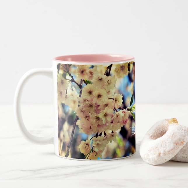 Caneca De Café Em Dois Tons Blossomas de Primavera rosa personalizados (Com Donut)