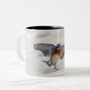 Caneca De Café Em Dois Tons Bluebird oriental dançando na neve