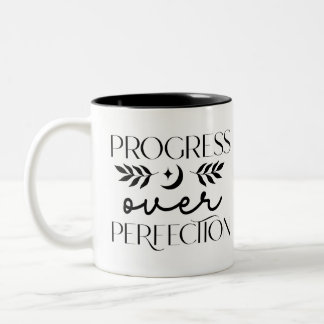 Caneca De Café Em Dois Tons Boho Progresso Sobre A Perfeição Yoga