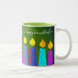 Caneca De Café Em Dois Tons Bold Menorah Candles Happy Hanukkah Script Green<br><div class="desc">"Feliz Hanukkah." Aqui está uma maneira fácil de entrar no clima de feriado toda manhã. Adicione mais brilho ao seu dia sempre que relaxar com sua bebida favorita nesta caneca de café Chanucá colorida e personalizada. Uma ilustração lúdica e artística de velas menorah azuis com padrões de folhas falsas coloridas...</div>