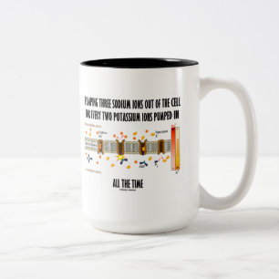 Caneca De Café Em Dois Tons Bombeando três íons do sódio fora da pilha (bom