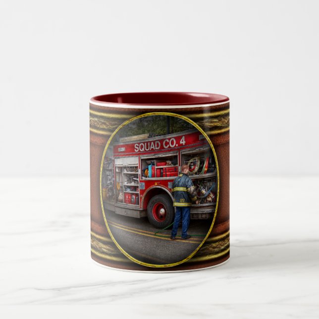 Caneca De Café Em Dois Tons Bombeiros - O caminhão de bombeiros moderno (Centro)