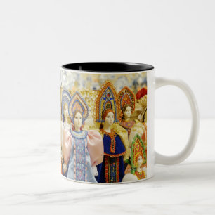 Caneca De Café Em Dois Tons Bonecas nos trajes tradicionais do russo indicados